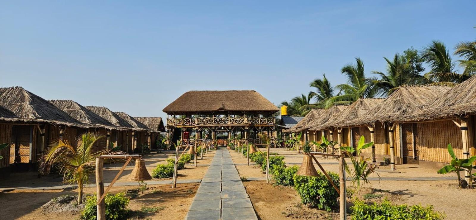 The King On The Rocks Resort Hampi Bagian luar foto