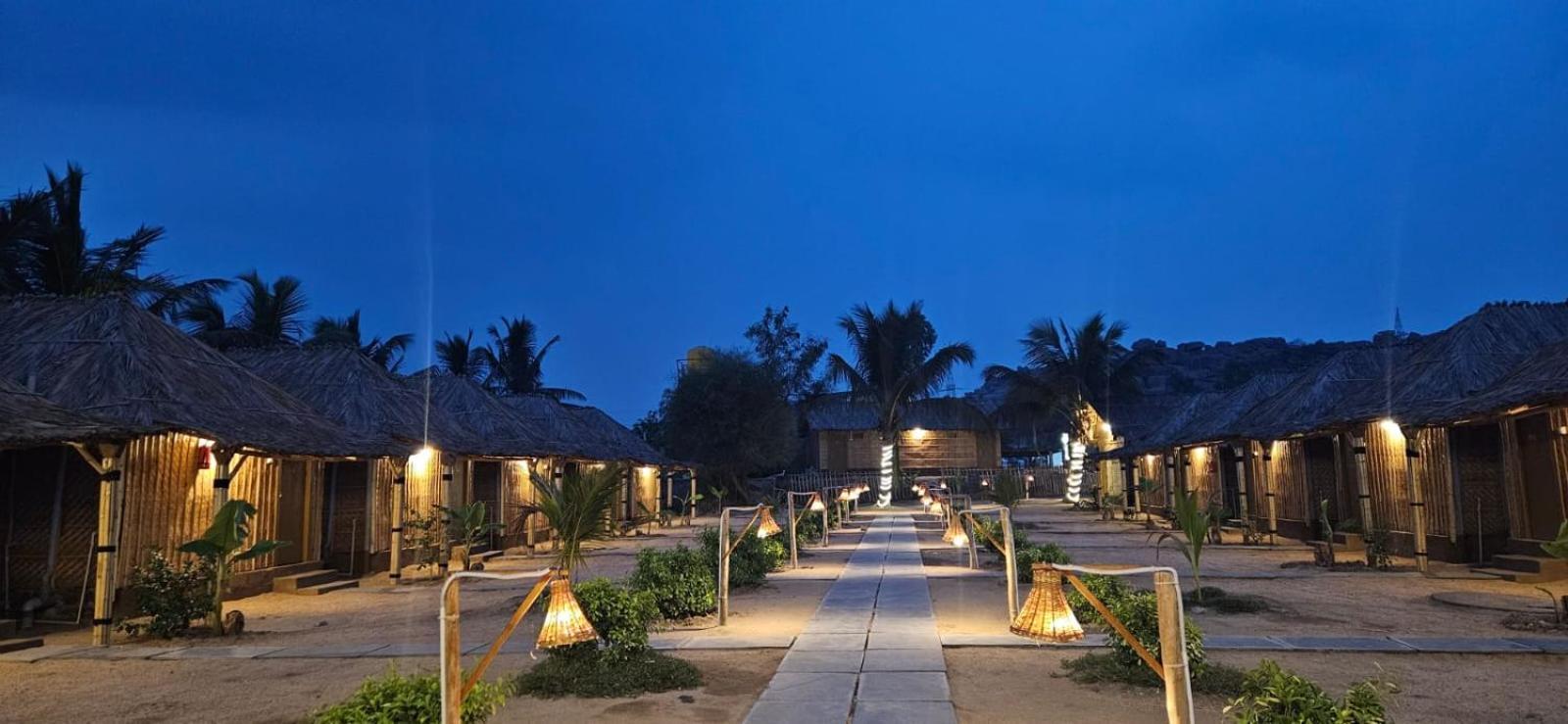 The King On The Rocks Resort Hampi Bagian luar foto